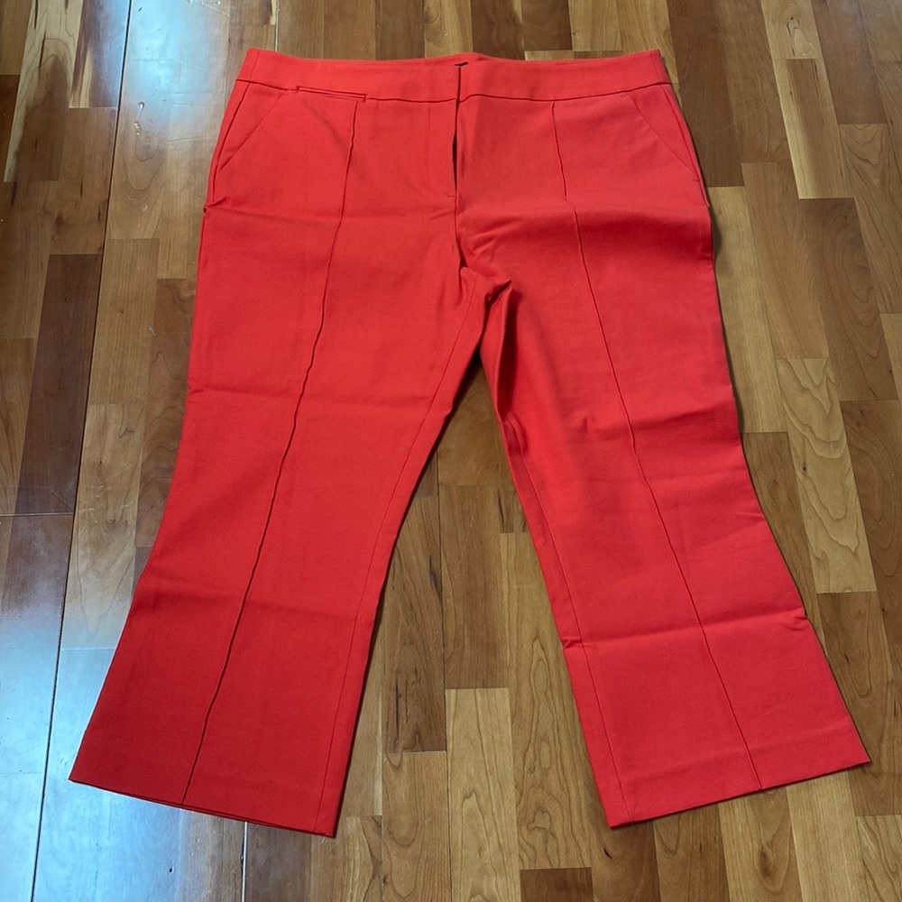 Never worn. LOFT cropped boot leg pant.